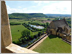 Vue extérieure vers la chapelle du château de Beynac (24)