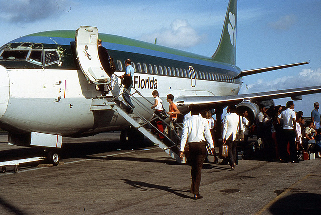Einsteigen zum Flug vom Norman Manley International Airport auf Jamaica nach Miami in Florida 1984