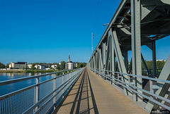 Eisenbahn-Auto-Fahrrad-Fussgänger-Brücke in Rovaniemi (© Buelipix)