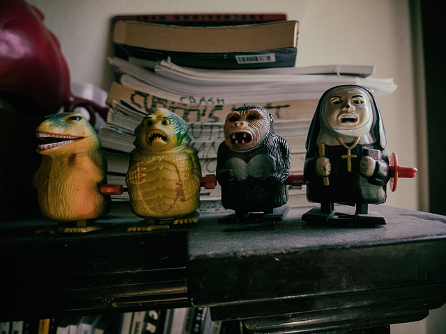 toys in my writing office / muñecas en mi escritorio