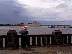 It gets raining, 2004 at Teufelsbrück, ferry dock at the right