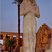 LUXOR : una scultura nella statua a Tebe