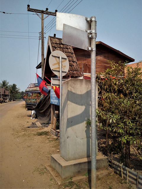 Panneaux laotiens à lire de l'autre côté !