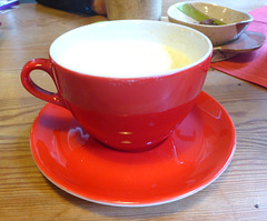 Cappuccino in roter Tasse - kapuĉino en ruĝa taso