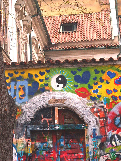 Pordo en la muro de John Lennon en Prago-Malá Strana