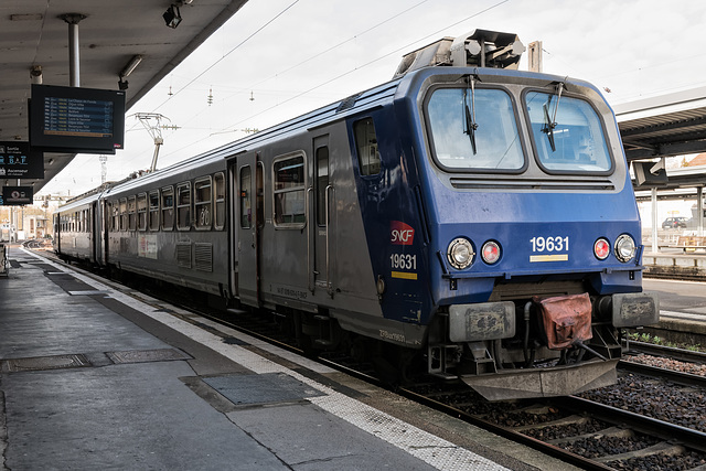 ARC ET SENANS (25) Ballade aux Salines: Départ du train en gare de Besançon Viotte.