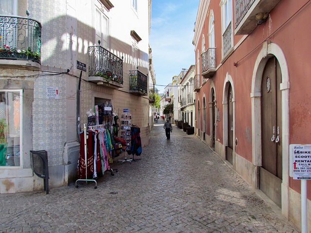 Narrow street near the Ponte Romana, Tavira (2015)