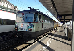 Die SBB Lokomotive Re 420 257-8  durchquert den Bahnhof Solothurn als Postzug
