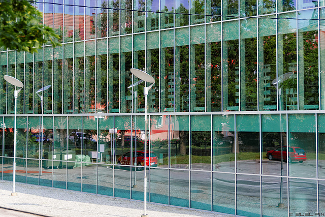 Pärnu - Spiegelung in der Zentralbibliothek (© Buelipix)