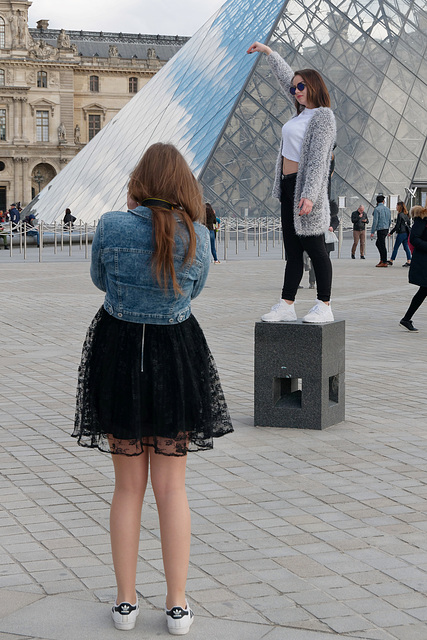 2 filles + 1 nombril + 1 pyramide = Louvre