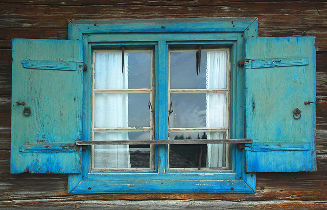Der blaue Fensterahmen