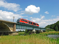 Ein Desiro von DB Regio überquert die Freiberger Mulde bei Röda