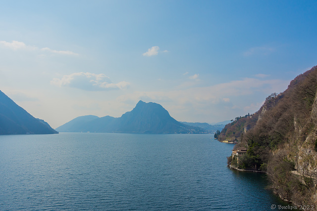 Blick vom 'Sentiero di Gandria' über den 'Lago di Lugano' zum 'San Salvatore' (© Buelipix)