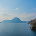 Blick vom 'Sentiero di Gandria' über den 'Lago di Lugano' zum 'San Salvatore' (© Buelipix)