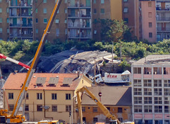 Genova ferita -L'asfalto delle 4 corsie precipitato e adagiato come una glassa tra la ferrovia e il greto del torrente