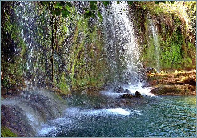 Kursunlu waterfall - l'acqua che cade nel lago