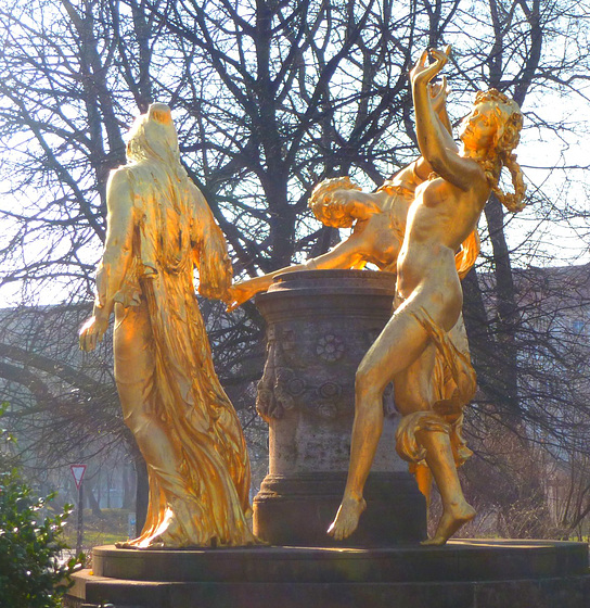 Mozartbrunnen im Blüherpark Dresden - Mozartfonto en la 'Blüherparko' Dresdeno