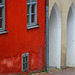 Rotes Haus neben gotischen Bögen