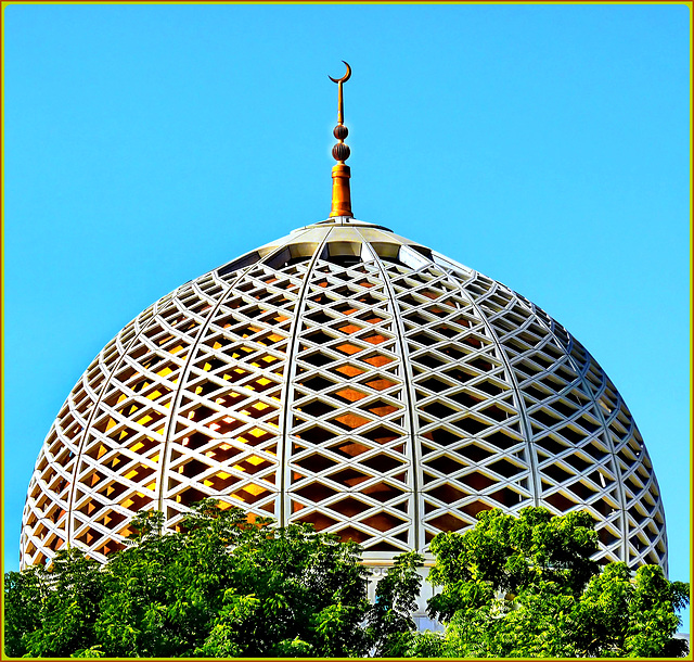 Mascate : La grande cupola di cemento armato al centro della moskea che sostiene il mega-lampadario Svarovski
