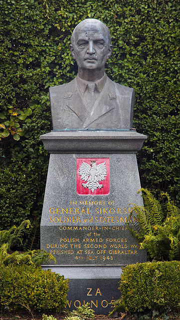 St Andrews, Władysław Sikorski Statue
