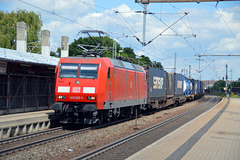 DB Lok Nr. 145 012-1 bei der Durchfahrt im Bahnhof Bühl mit einem gemischten Güterzug