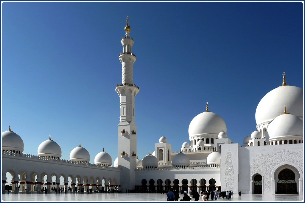 AbuDhabi : luci ed ombre del mattino sul piazzale della moskea