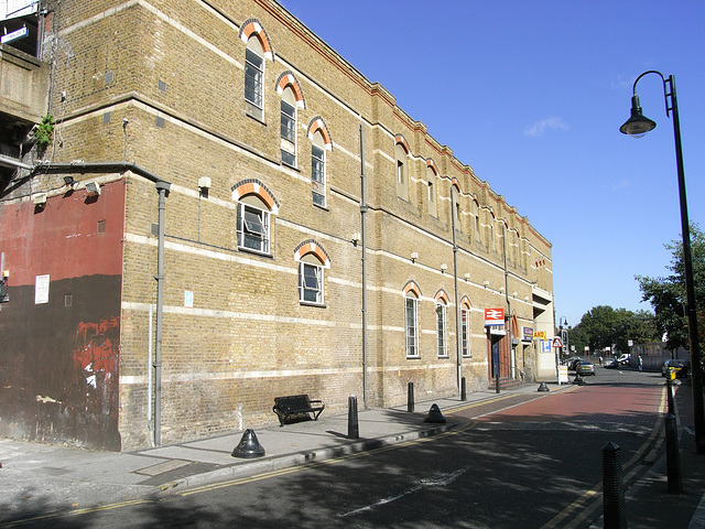 Elephant & Castle railway station - London - eastern facade