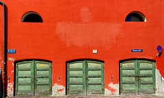 Das rote Haus mit den drei Garagen