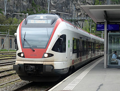 Der Rgionalzug R3 nach Vallorbe ist bereit zur Abfahrt im Bahnhof Saint-Maurice