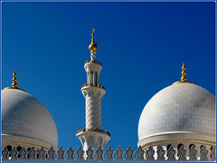 AbuDhabi : Due cupole e un minareto della moskea  Zayed
