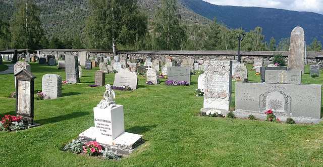 Friedhof an der Stabkirche in Lom, Norwegen