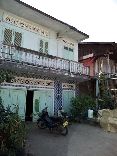 Balcony and motorbike / Mobylette et balcon   (Laos)