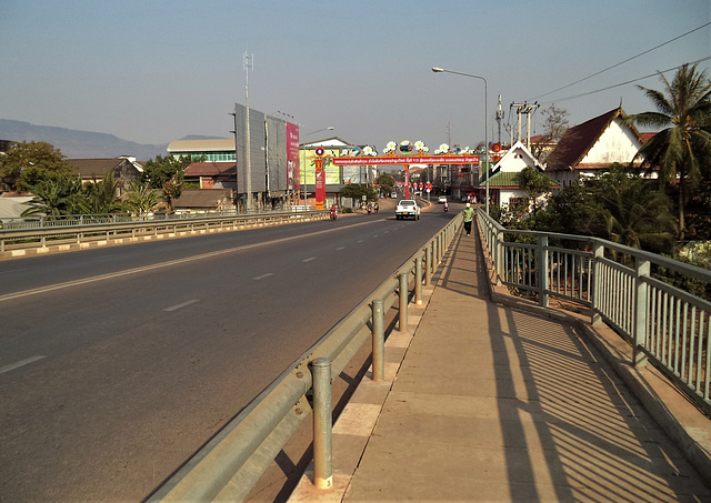Pont et clôtures / Fences and bridge    (Laos)