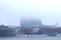 DE - Cologne - Cathedral disappearing in the mist