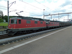 Güterzug gezogen von Re4/4 11176, und einer Re 6/6 im Bahnhof Rheinfelden