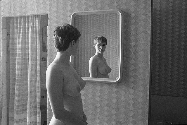 Marie Laure au miroir.