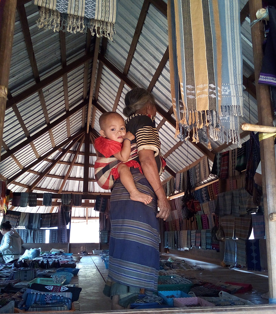 Bébé dans le dos ........(Laos)