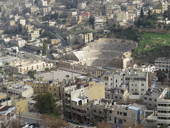 Le théâtre et l'odéon vus depuis la colline Al-Qala.