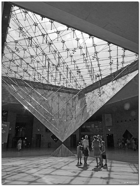 Paris -Louvre Museum- La Pyramide Inversée (The Inverted Pyramid - Arch. Pei ,Cobb, Freed 1993)