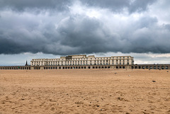 Dunkle Wolken über dem "Termae Palace" - Oostende (3 x PiP)