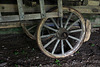 Un vieux chariot en bois d'arbre carrément avec des roues rondes