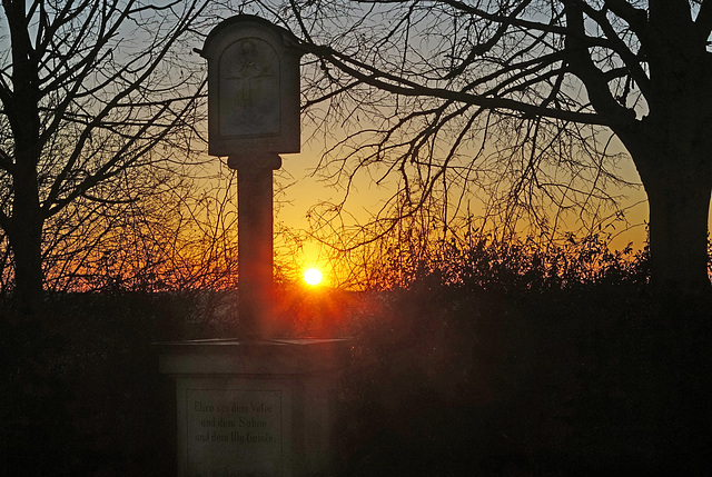 Sonnenuntergang bei einem alten Wegkreuz - Sunset at an old wayside cross