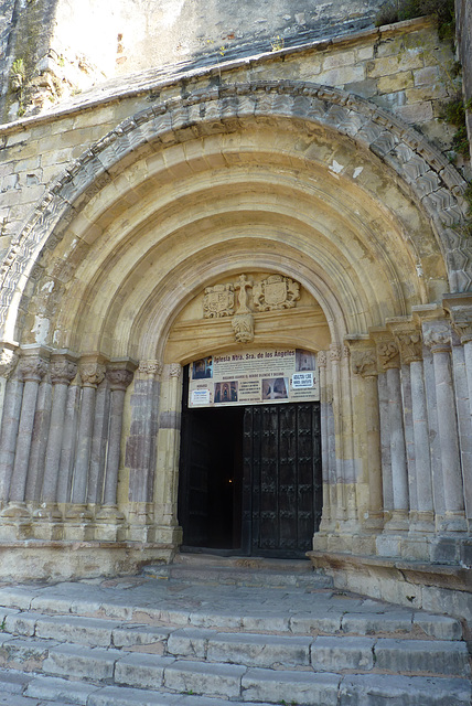 Puerta de los peregrinos Santa María De los Angeles en San Vicente de la Barquera