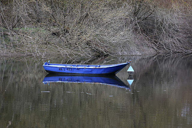 Blaues Boot mit Diamant
