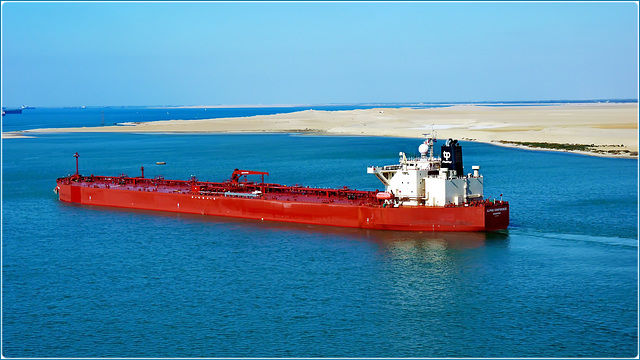 Canale di Suez : una petroliera entra nel lago amaro
