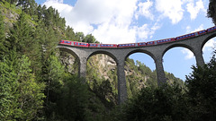Der Bernina-Express auf dem Landwasserviadukt