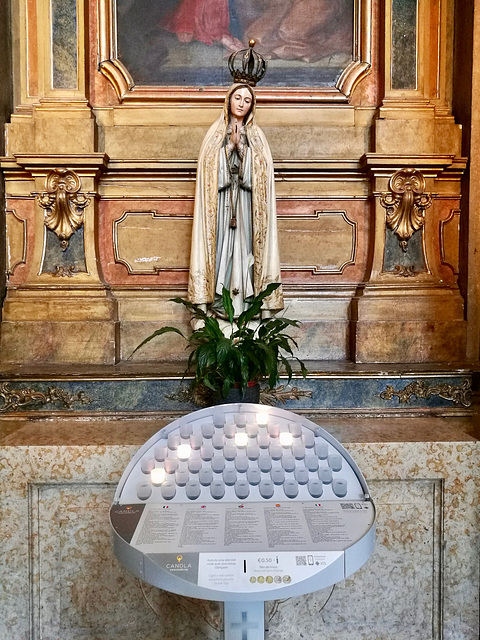 Lisbon 2018 – Maria with electronic candles
