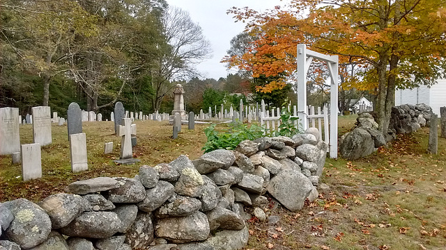 Cemetery rocky fence / Clôture de roches funéraires