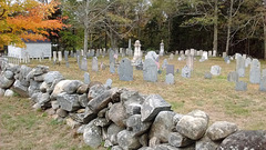 Clôture de roches funéraires/ Cemetery rocky fence