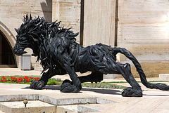 Lion sculpté avec des Pneus→→→→→→EXPLORER